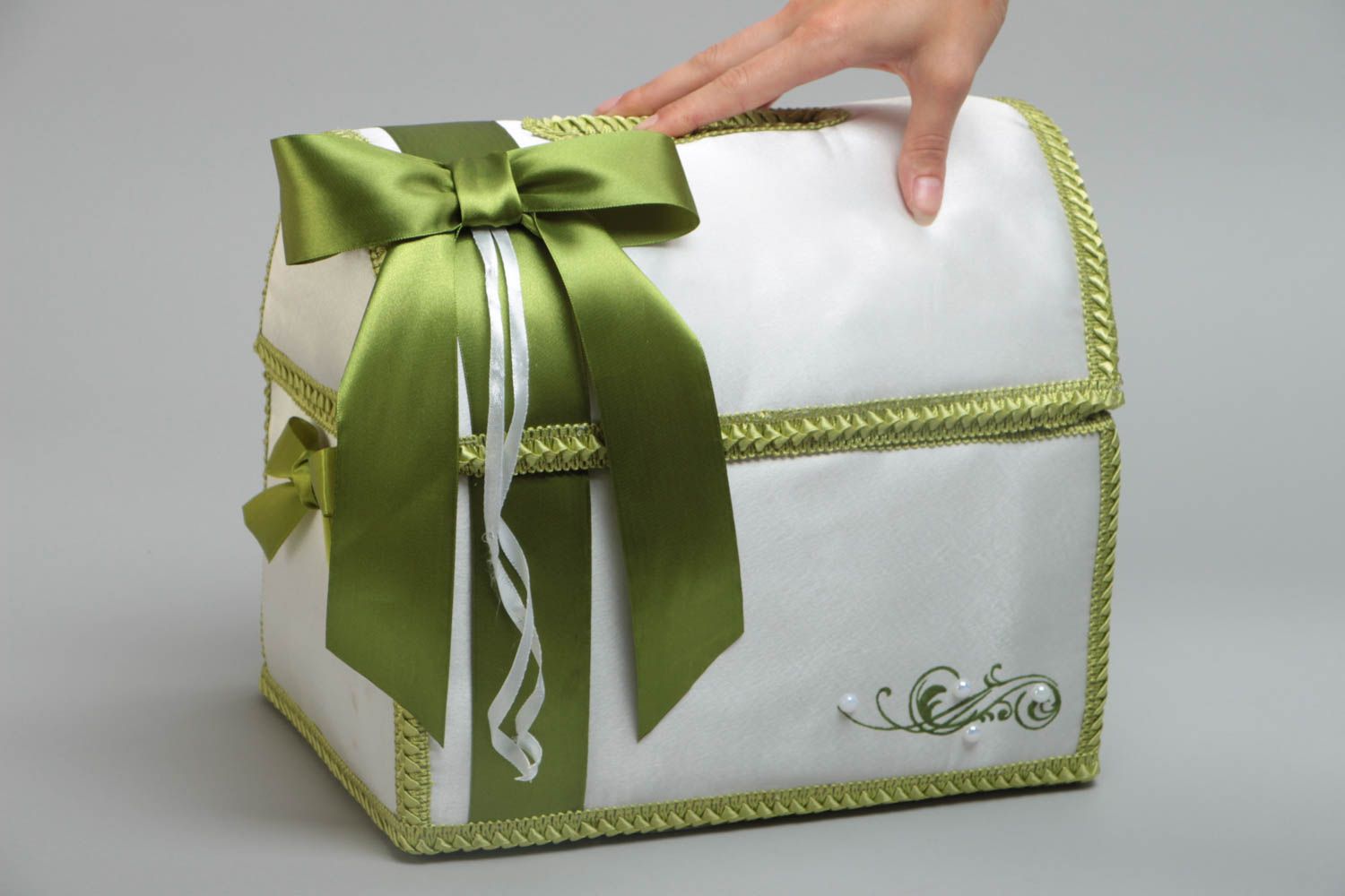 Handgemachte weiße Hochzeit Schatulle für Geld mit grünen Bändern und Schleife foto 5