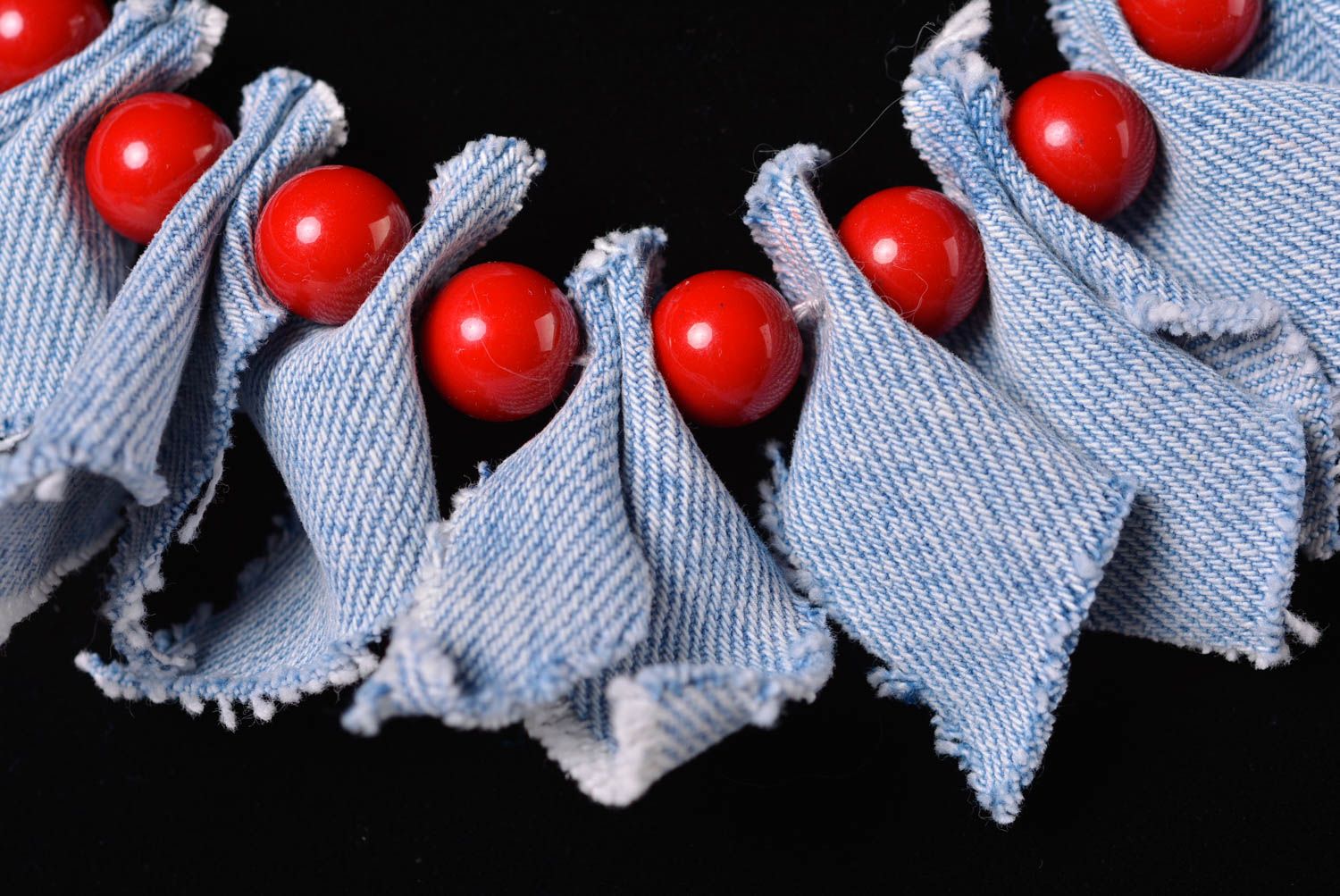 Collier en tissu de jean Bijou fait main bleu perles rouges Cadeau femme photo 4