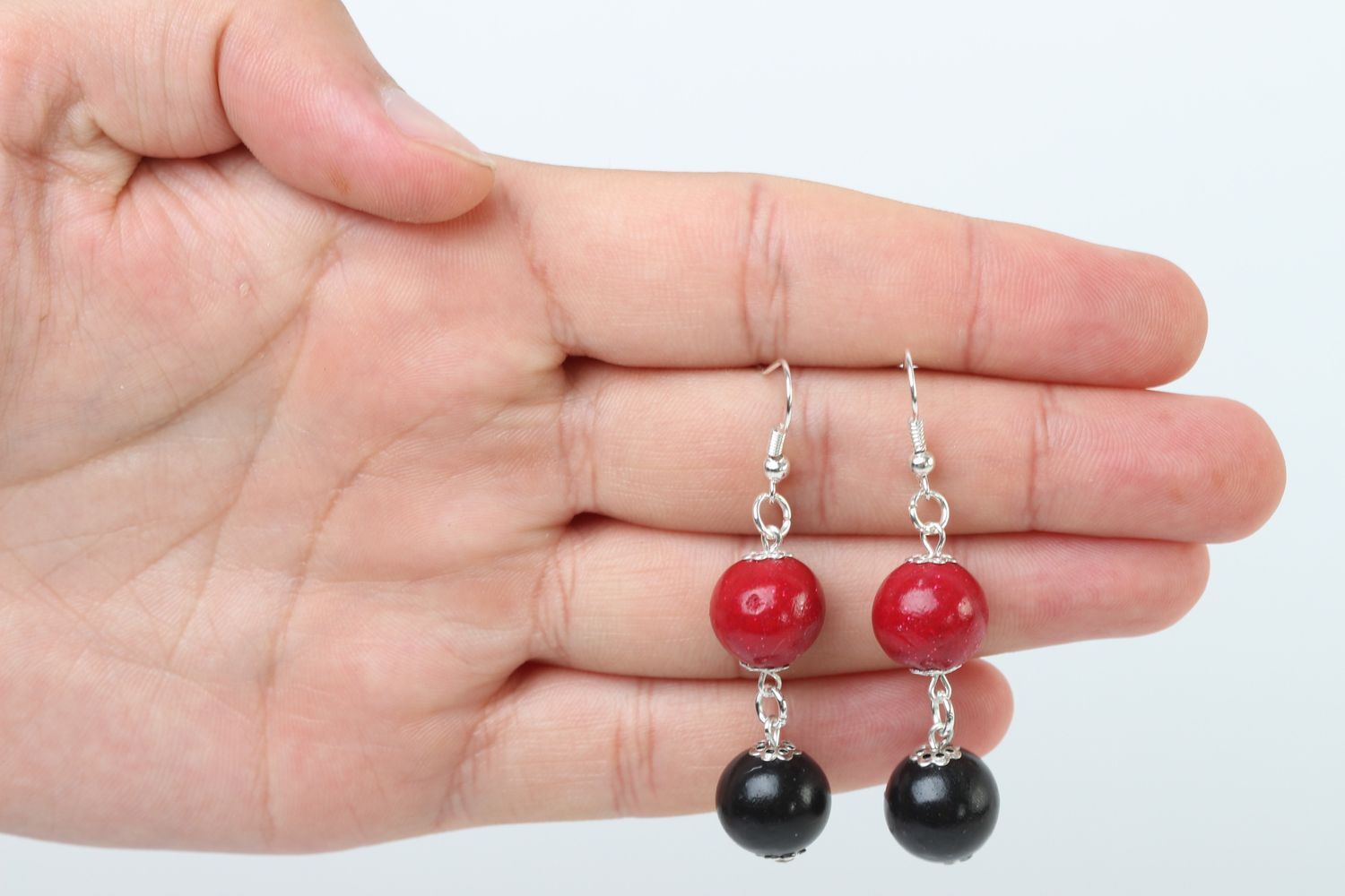 Boucles d'oreilles pendantes Bijou fait main rouge et noir Cadeau femme photo 4