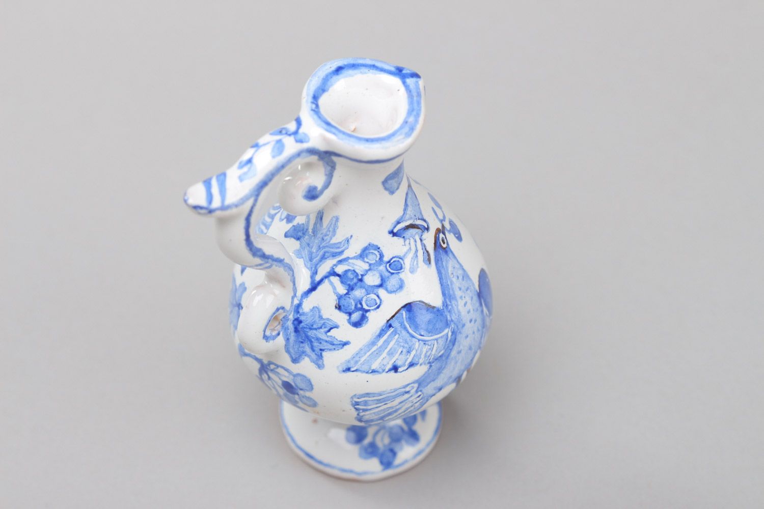 Handgemachter origineller dekorativer Krug aus Ton mit Farben bemalt in Weiß und Blau  foto 4