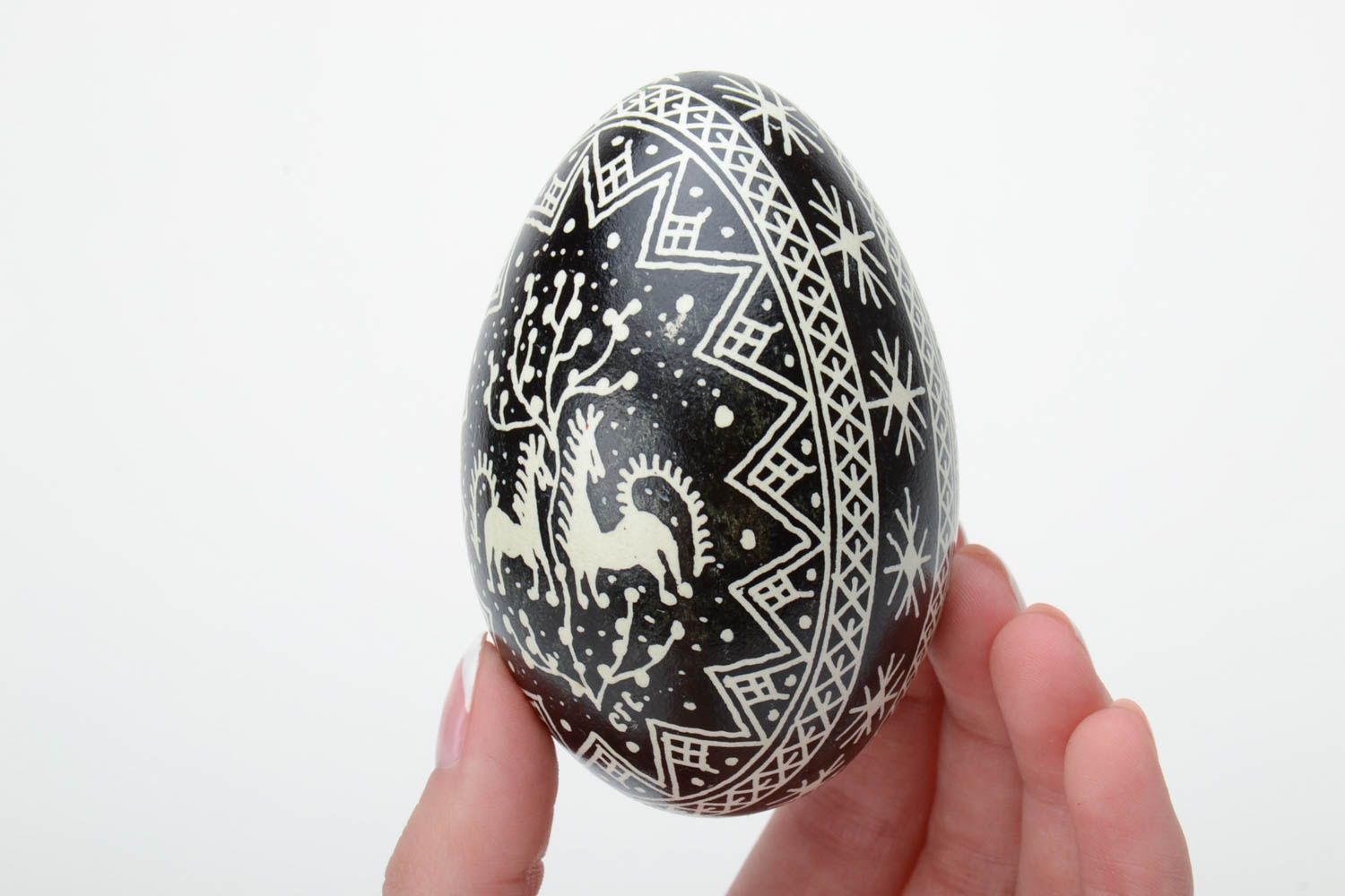 Пасхальное яйцо гусиное черно белое с изображением лошадей с восковой росписью фото 5