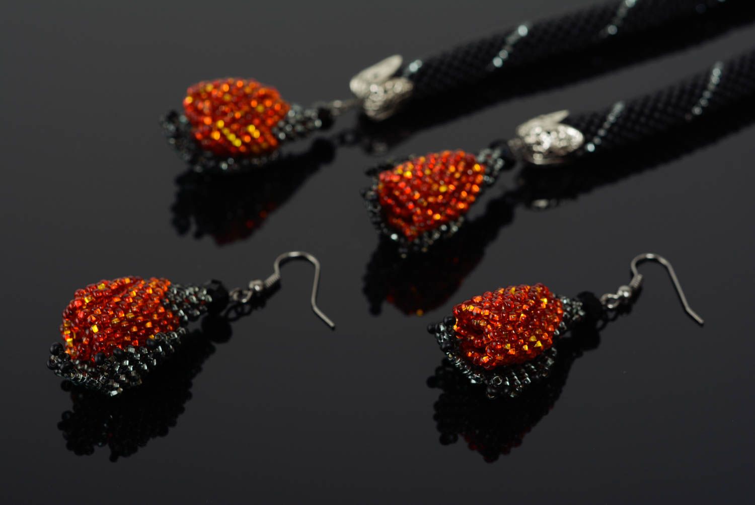 Boucles d'oreilles et collier artisanaux de perles de rocaille faits main Pavots photo 4