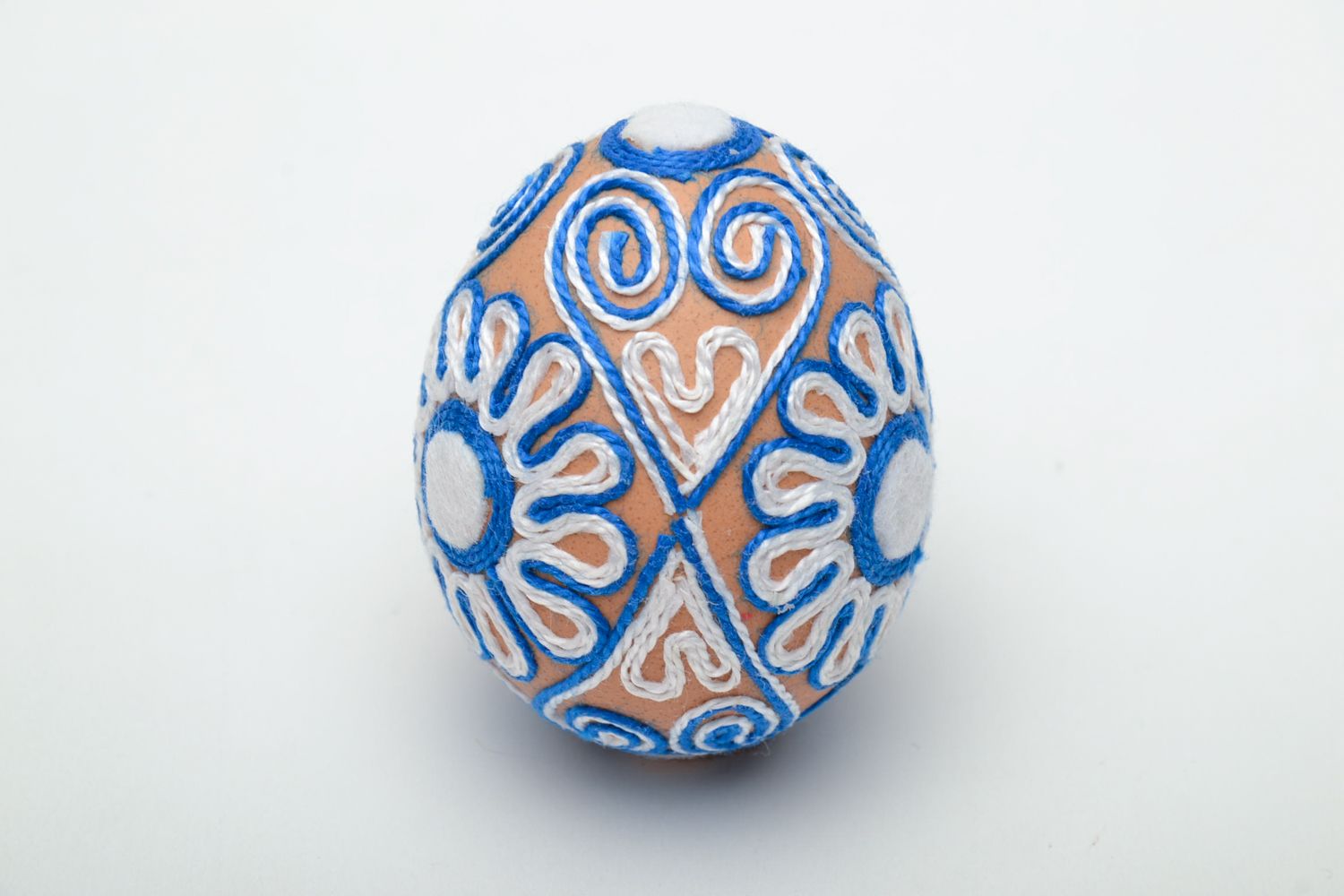 Bel oeuf de Pâques fait main original décoré de fils en soie avec ornement photo 4