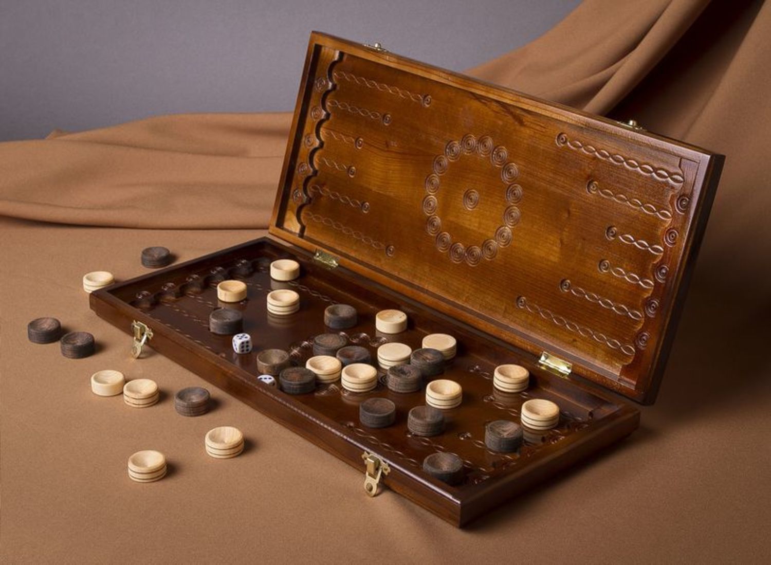 Backgammon en bois fait main photo 1