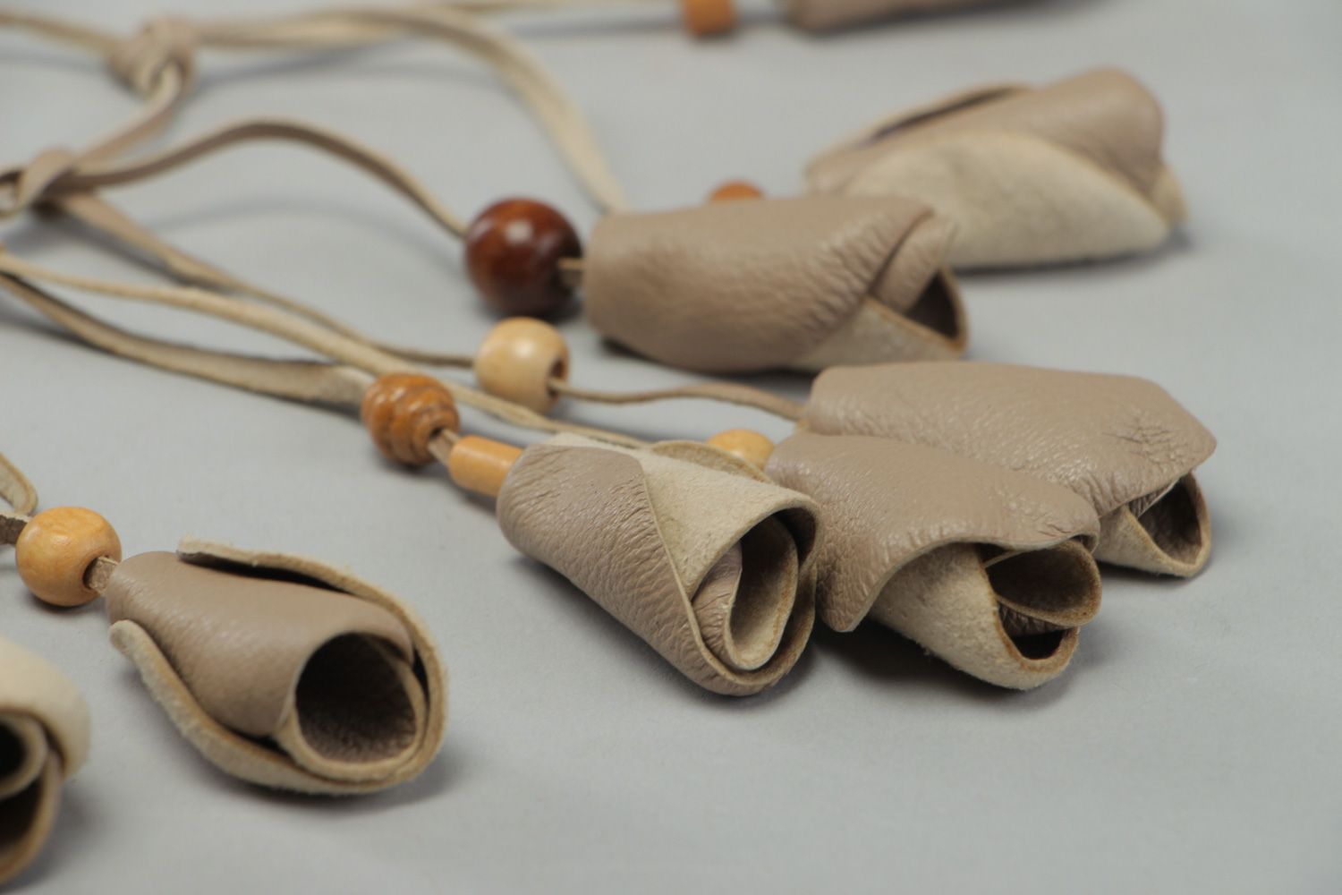 Handgemachtes originelles Leder Collier mit Holzperlen in Grau für Frauen  foto 2
