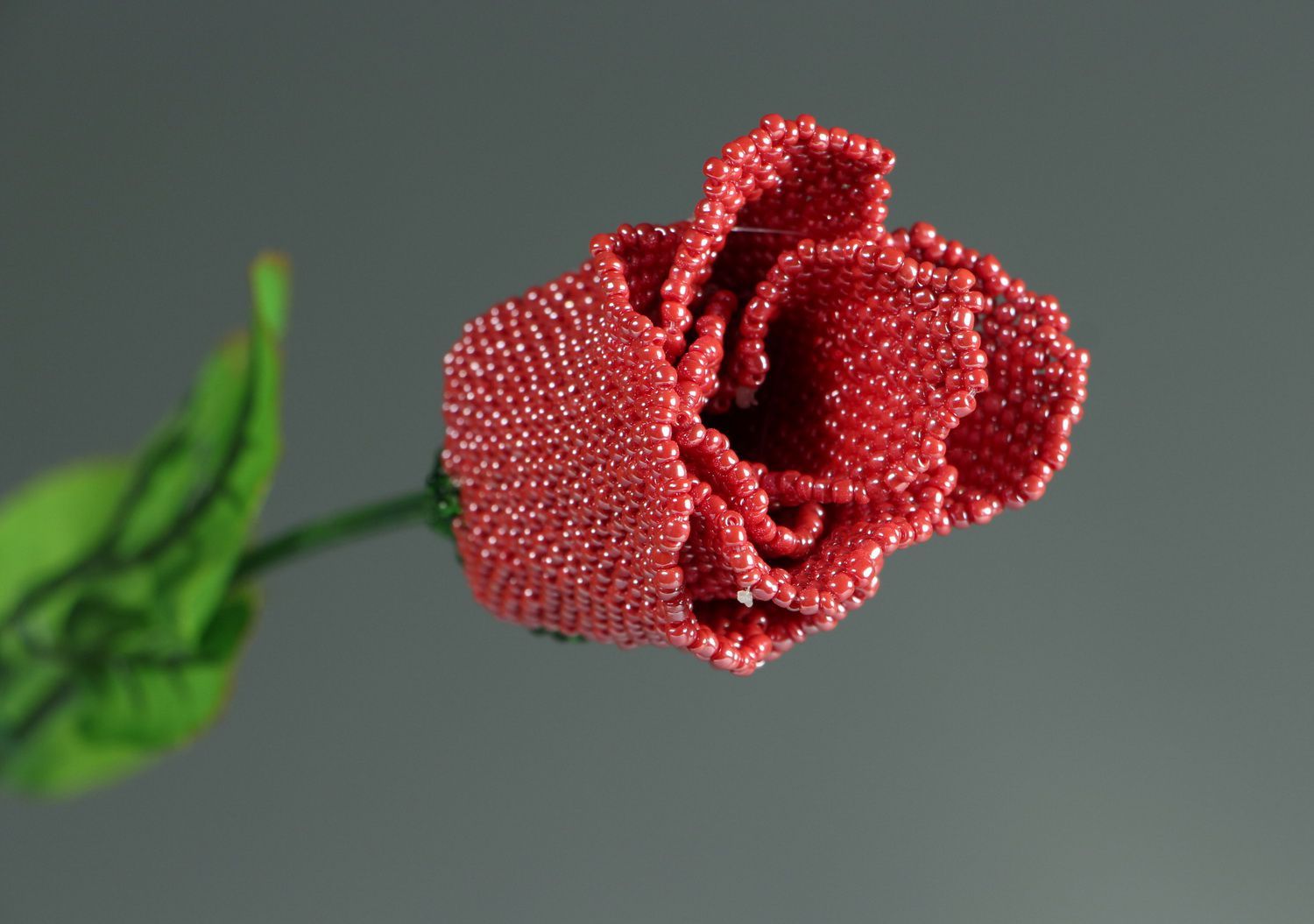 Rose artificielle en perles de rocailles faite main photo 1