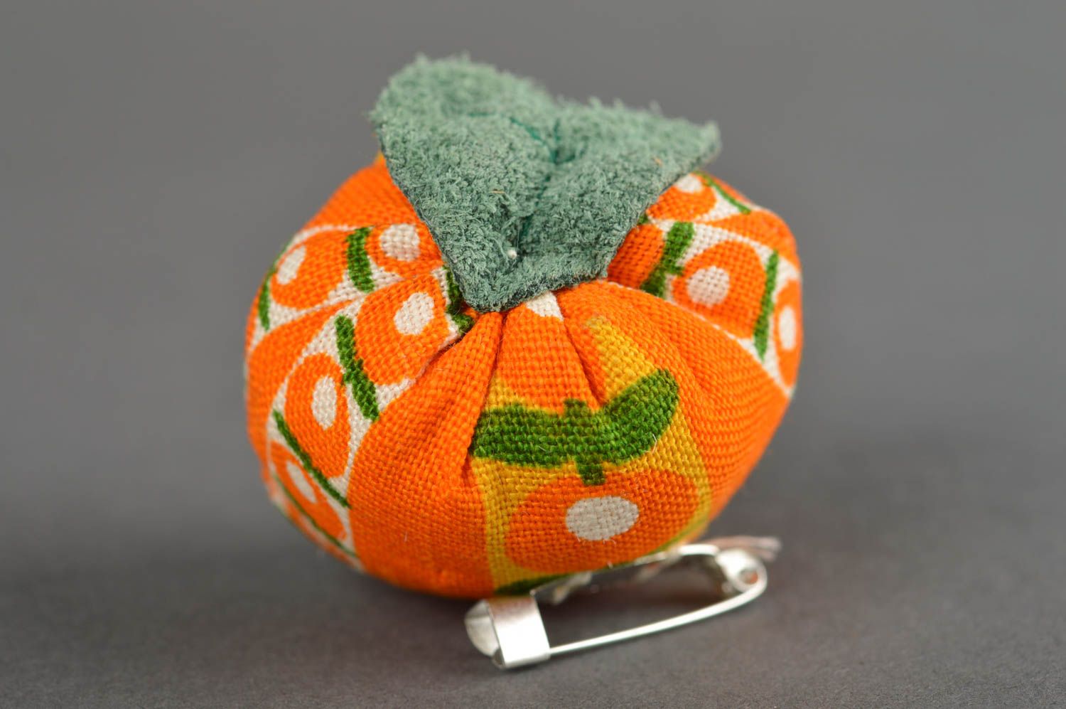Broche textil naranja hecho a mano complemento para ropa accesorio de mujer  foto 3