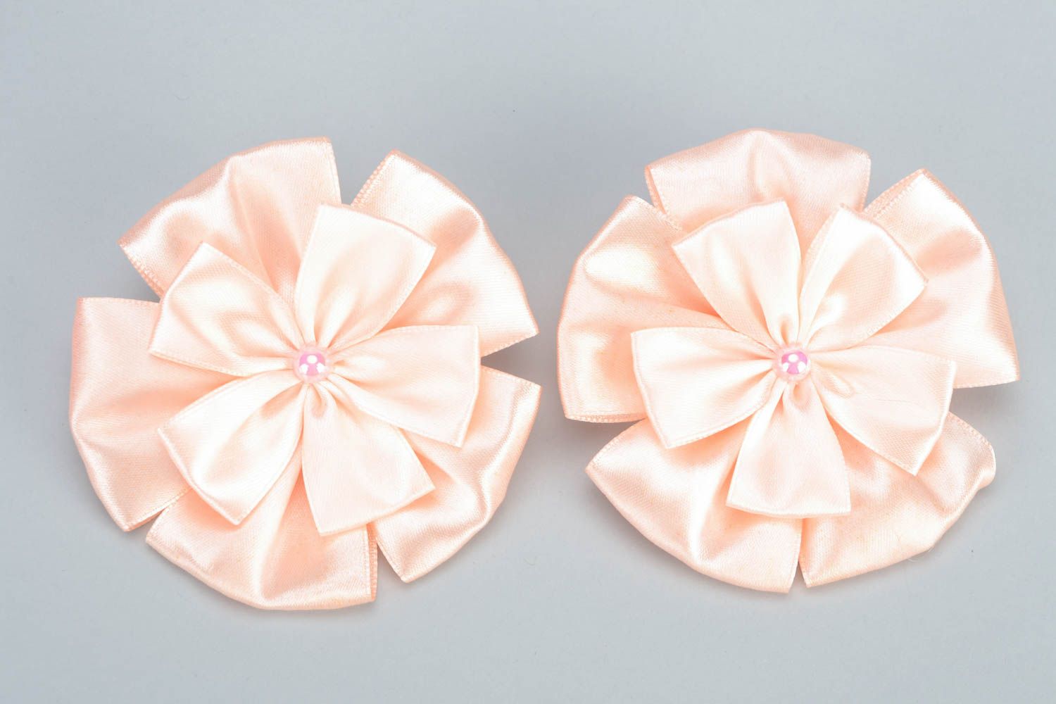 Élastiques à cheveux faits main fleurs kanzashi rose clair set de 2 pièces   photo 3