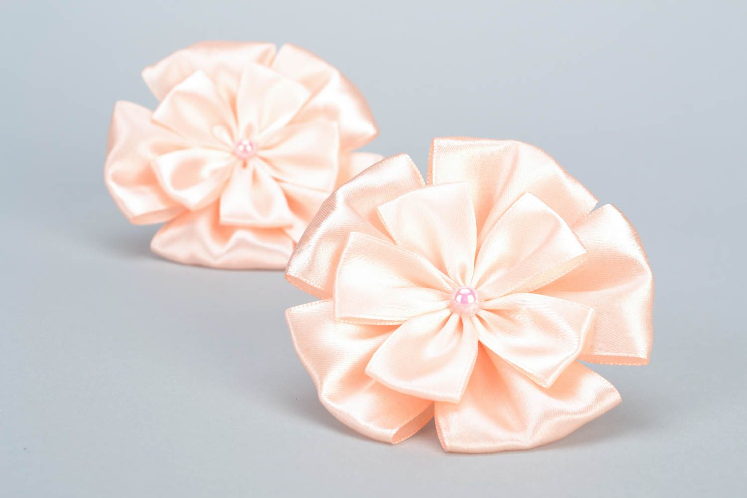 Élastiques à cheveux faits main fleurs kanzashi rose clair set de 2 pièces   photo 5