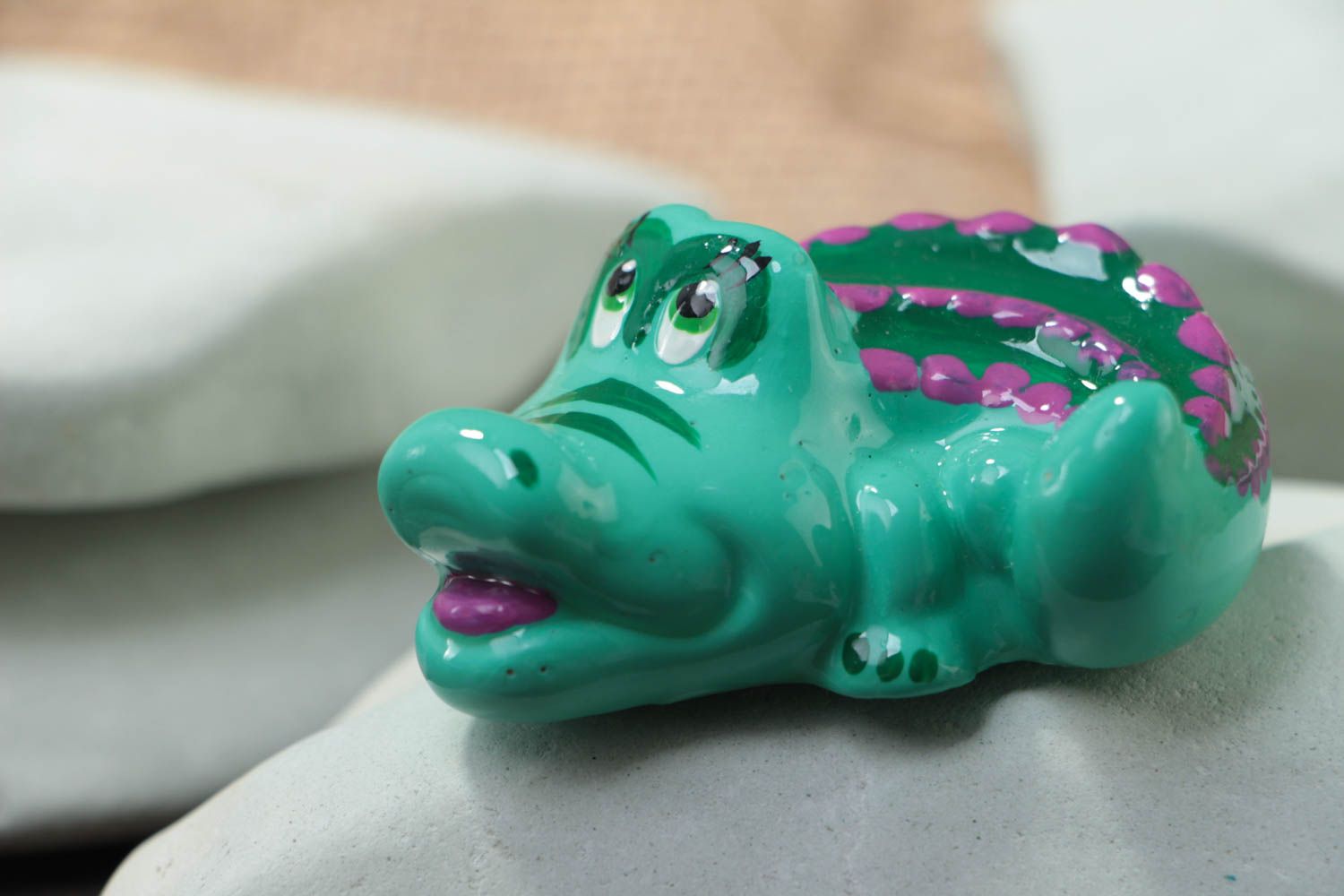 Kleine schöne grüne handgemachte keramische Statuette Krokodil aus Gips foto 1