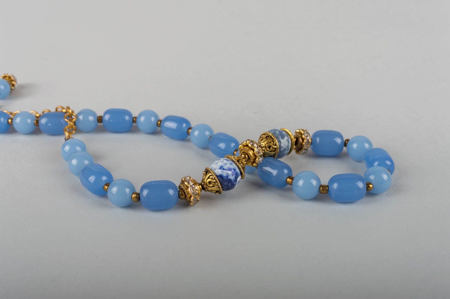 Schöne blaue feine elegante handgemachte Halskette aus Natursteinen Nephrit foto 5