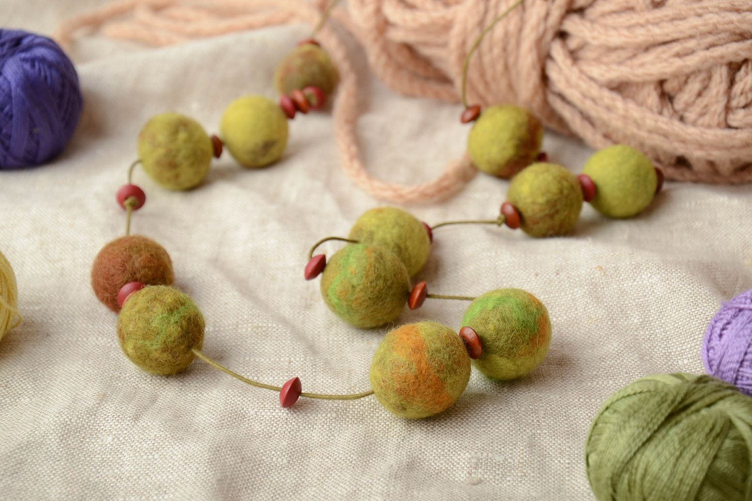 Felted wool bead necklace photo 1