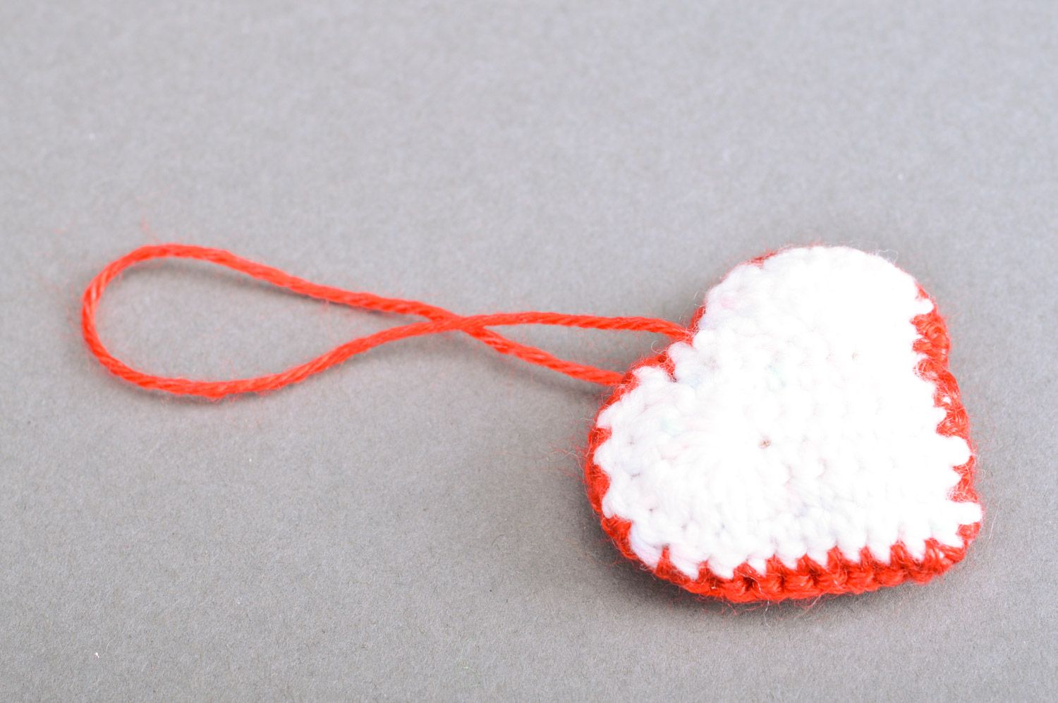 Petite décoration tricotée suspendre faite main en forme de coeur rouge-blanc photo 2