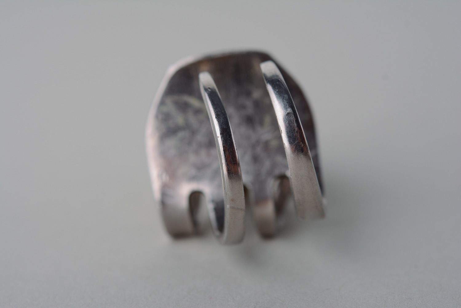 Металлическое кольцо из мельхиоровой вилки с круглым искусственным камнем фото 5