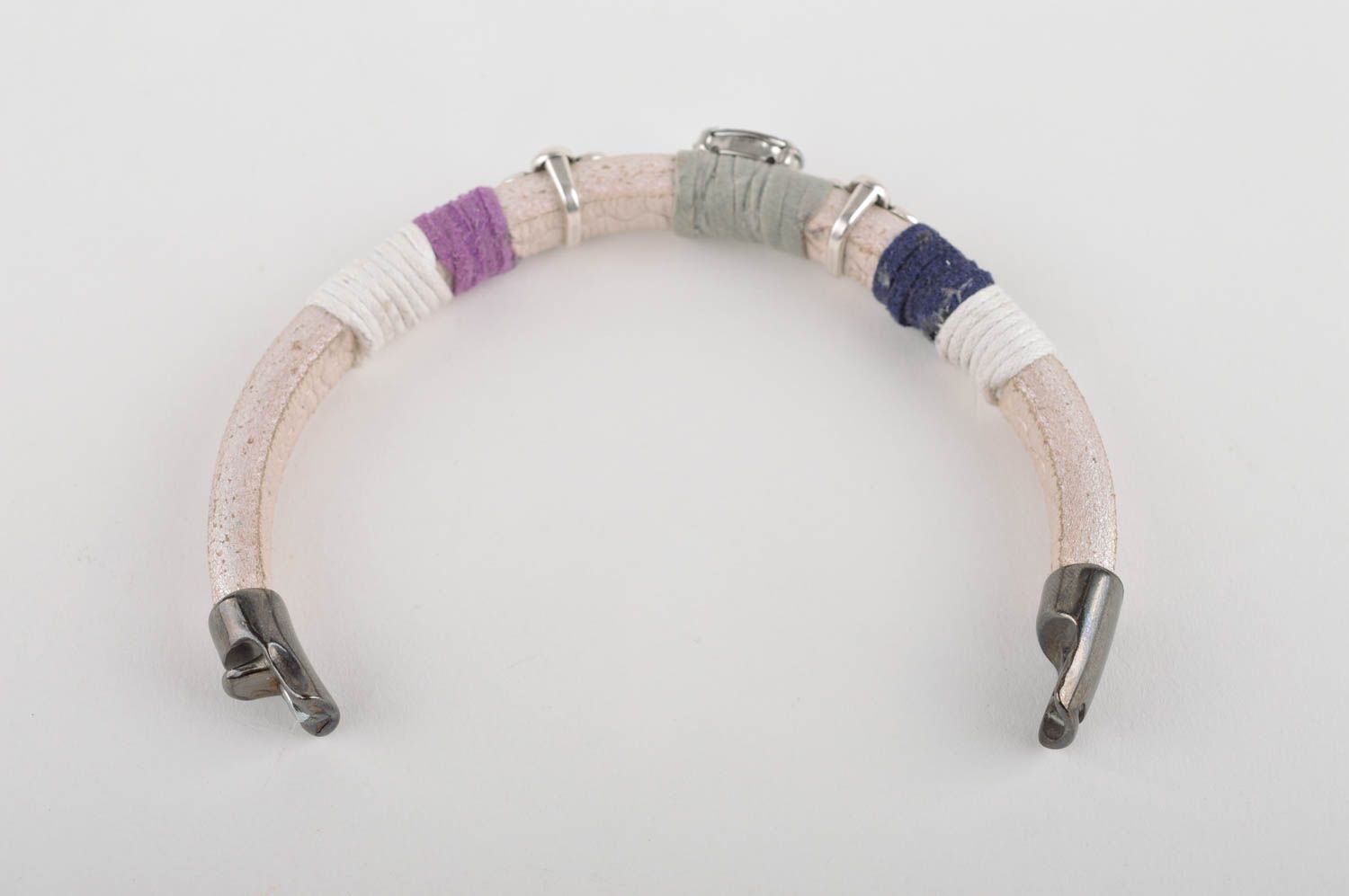 Bracelet cuir Bijou fait main blanc avec éléments décoratifs Cadeau pour femme photo 5