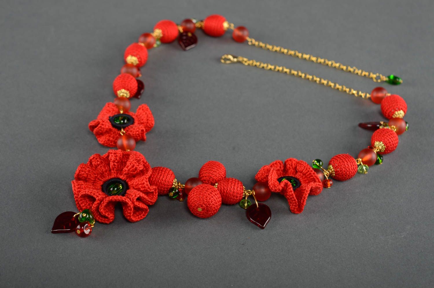 Beau collier en fleurs tricotées et perles fantaisie fait main couleur rouge photo 1