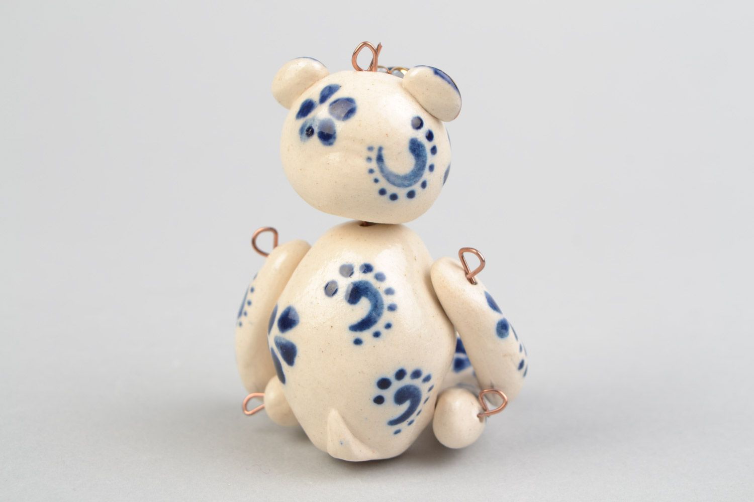 Handgemachter Anhänger aus Keramik in Form des Bären klein künstlerisch foto 5