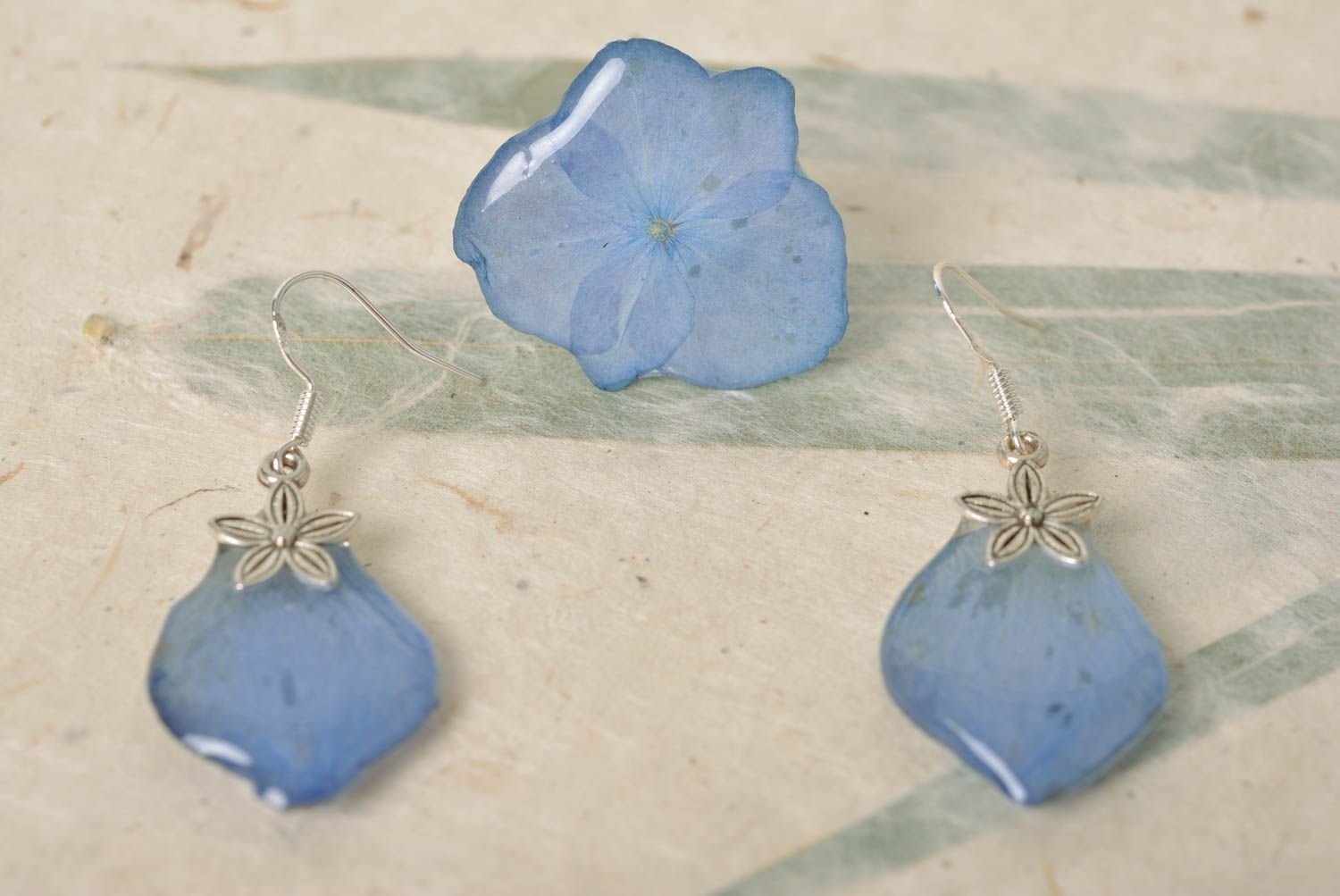 Ensemble de bijoux avec fleurs bleues naturelles en résine époxy faits main photo 5