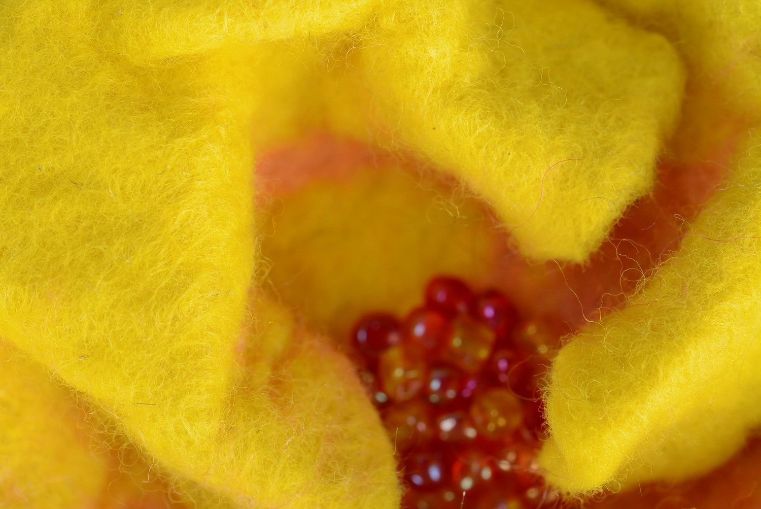 Broche artisanale de laine 'Fleur jaune' photo 2