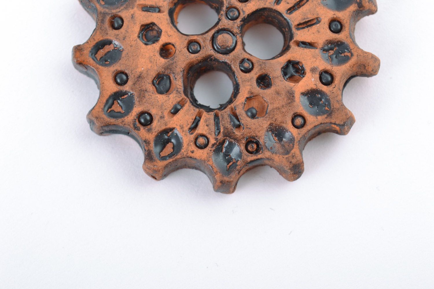 Petit pendentif en céramique brun rond en forme de roue dentée fait main photo 3