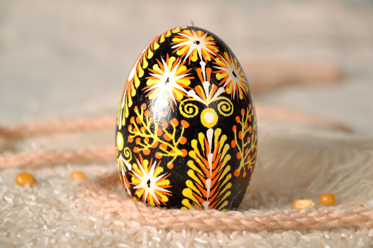 Ovo de Páscoa feito de um ovo de ganso num cordão foto 1