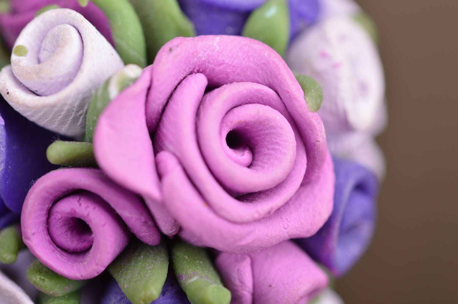 Кулон с цветами из полимерной глины сиреневый на шнурке розы ручная работа фото 3