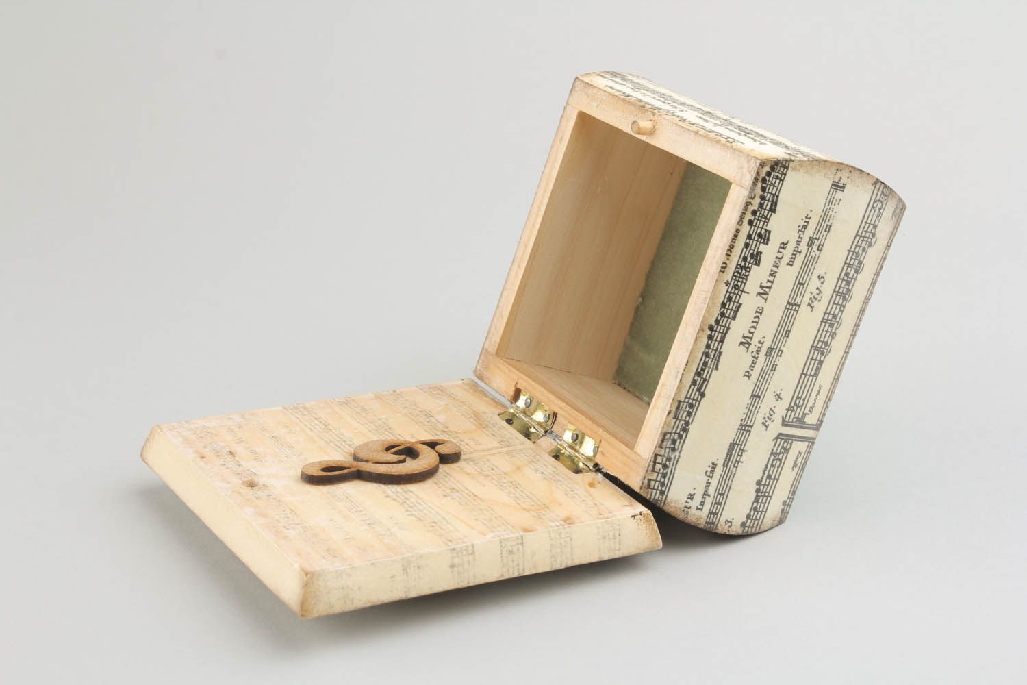 Caixinha de madeira em técnica decoupage feita à mão caixa para armazenamento de jóias foto 3