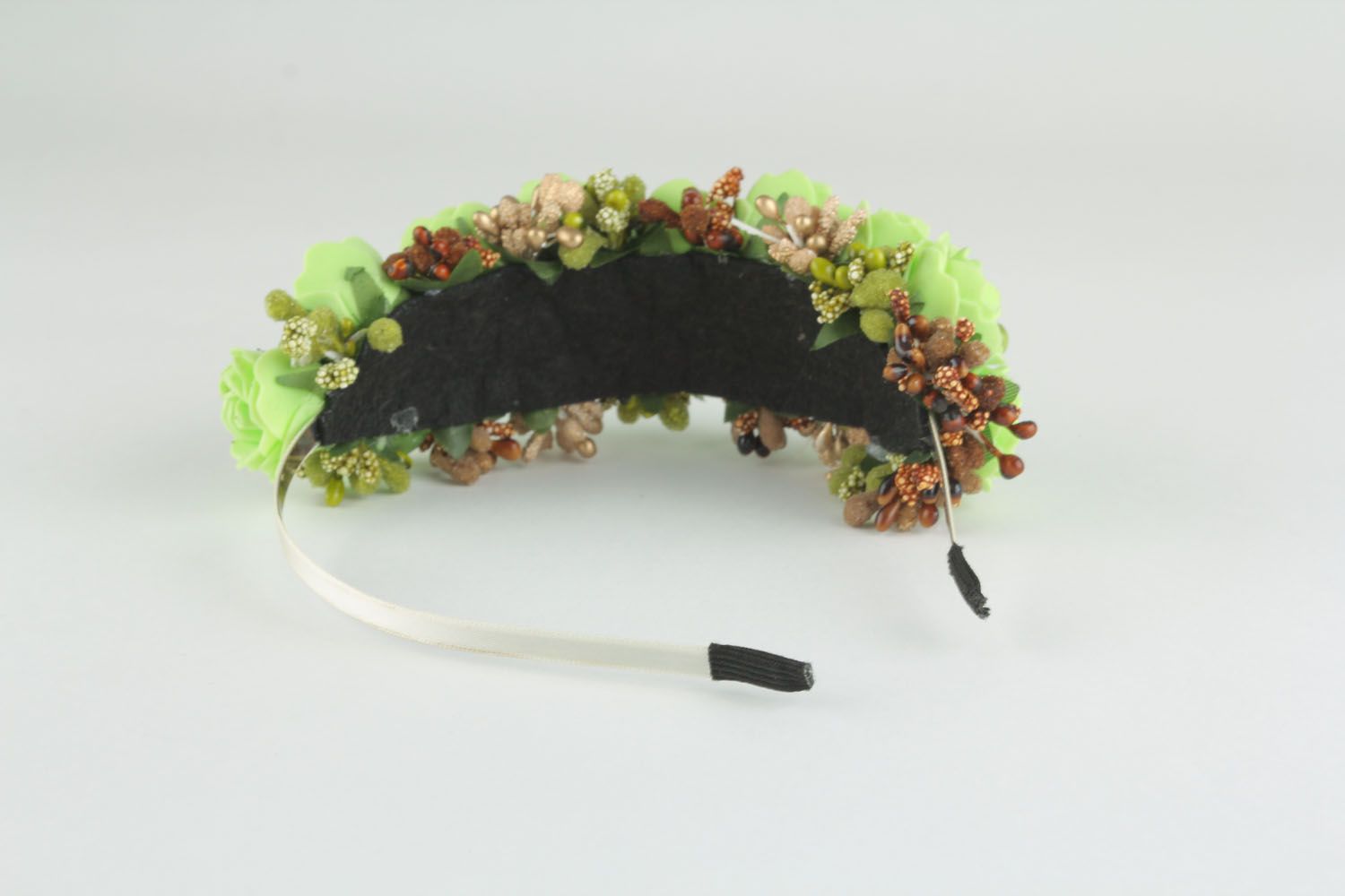 Headband with flowers and berries Green Roses photo 2