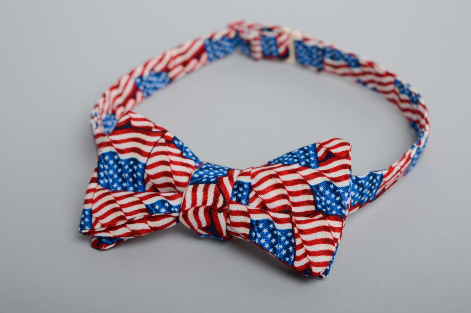 Текстильный галстук-бабочка самовяз с американским флагом фото 1