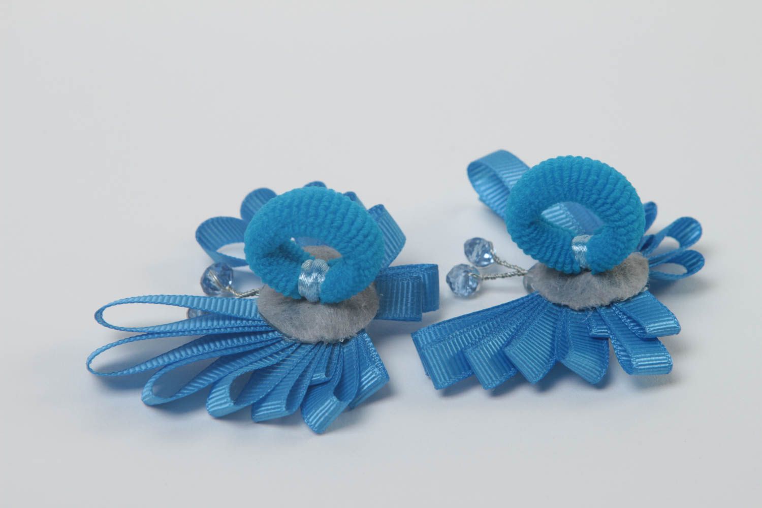 Резинки для волос в виде бабочек голубые красивые с бусинами ручная работа фото 3