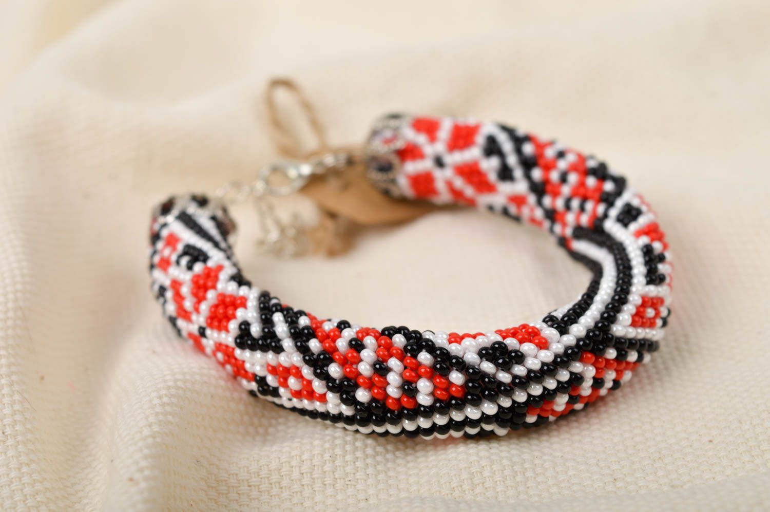 Handgefertigt Damen Armband Designer Schmuck Armband Glasperlen rot schwarz weiß foto 1