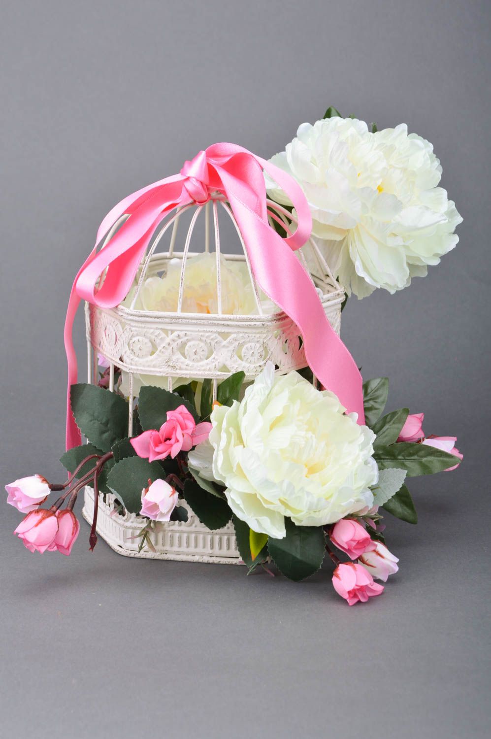 Jaula decorativa artesanal con flores peonías blancas y cintas  foto 2
