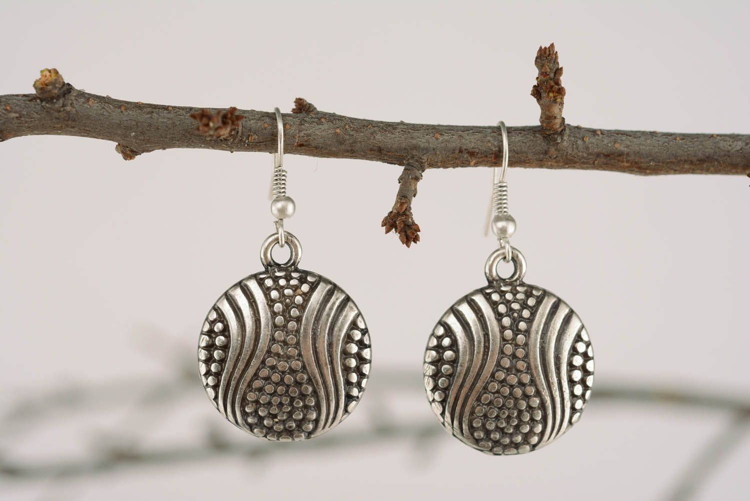 Round pendant earrings made ​​of metal photo 1