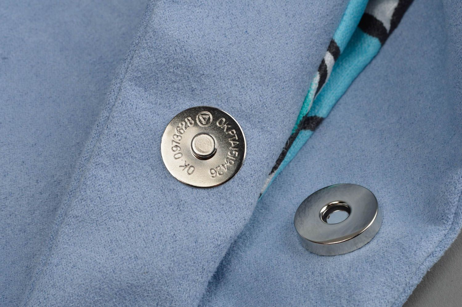 Blaue handgemachte Schultertasche aus Kunstwildleder mit Magnetverschluss foto 4