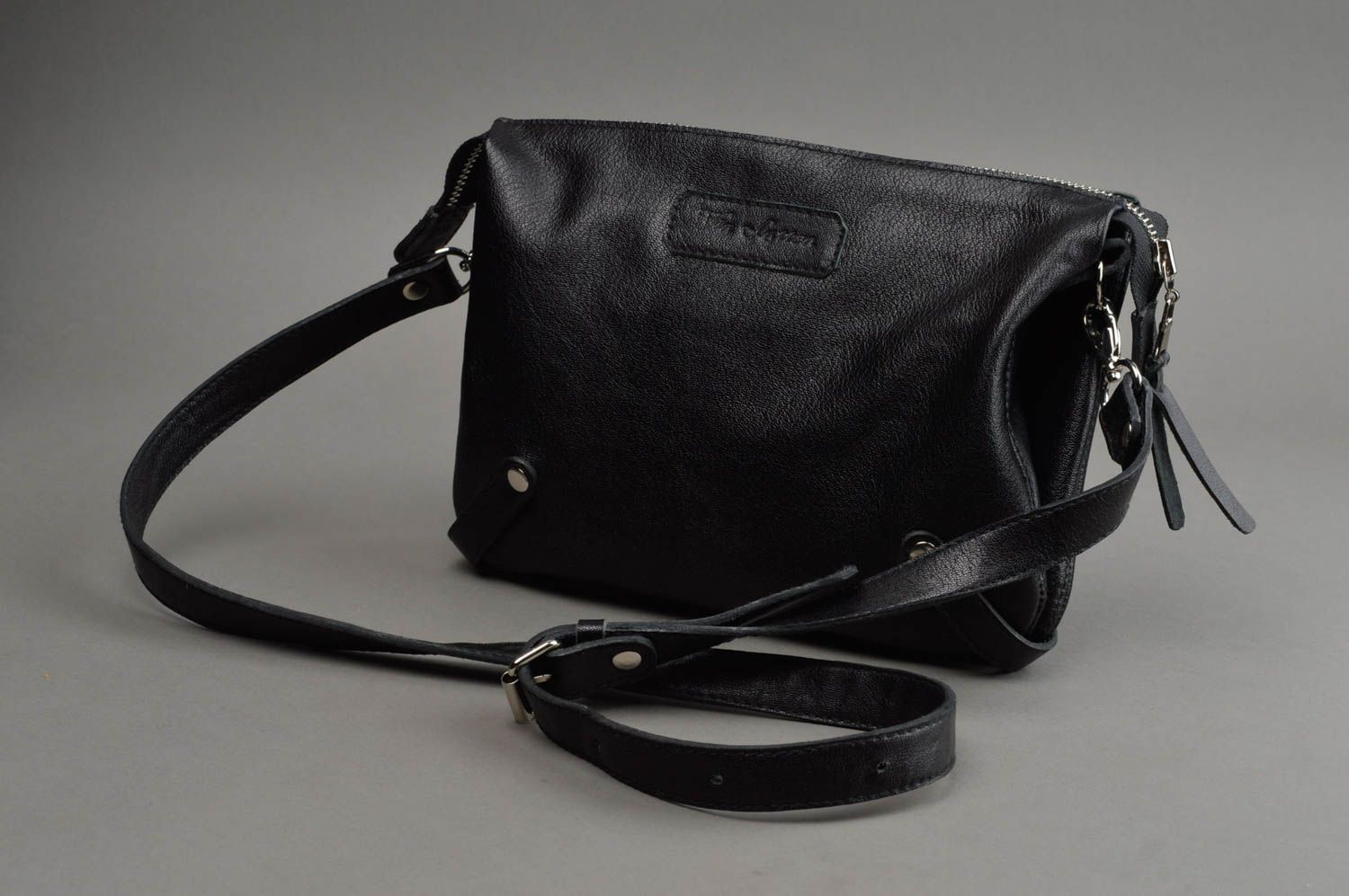 Маленькая черная сумка из кожи на длинном ремешке с тремя отделениями хенд мейд фото 2