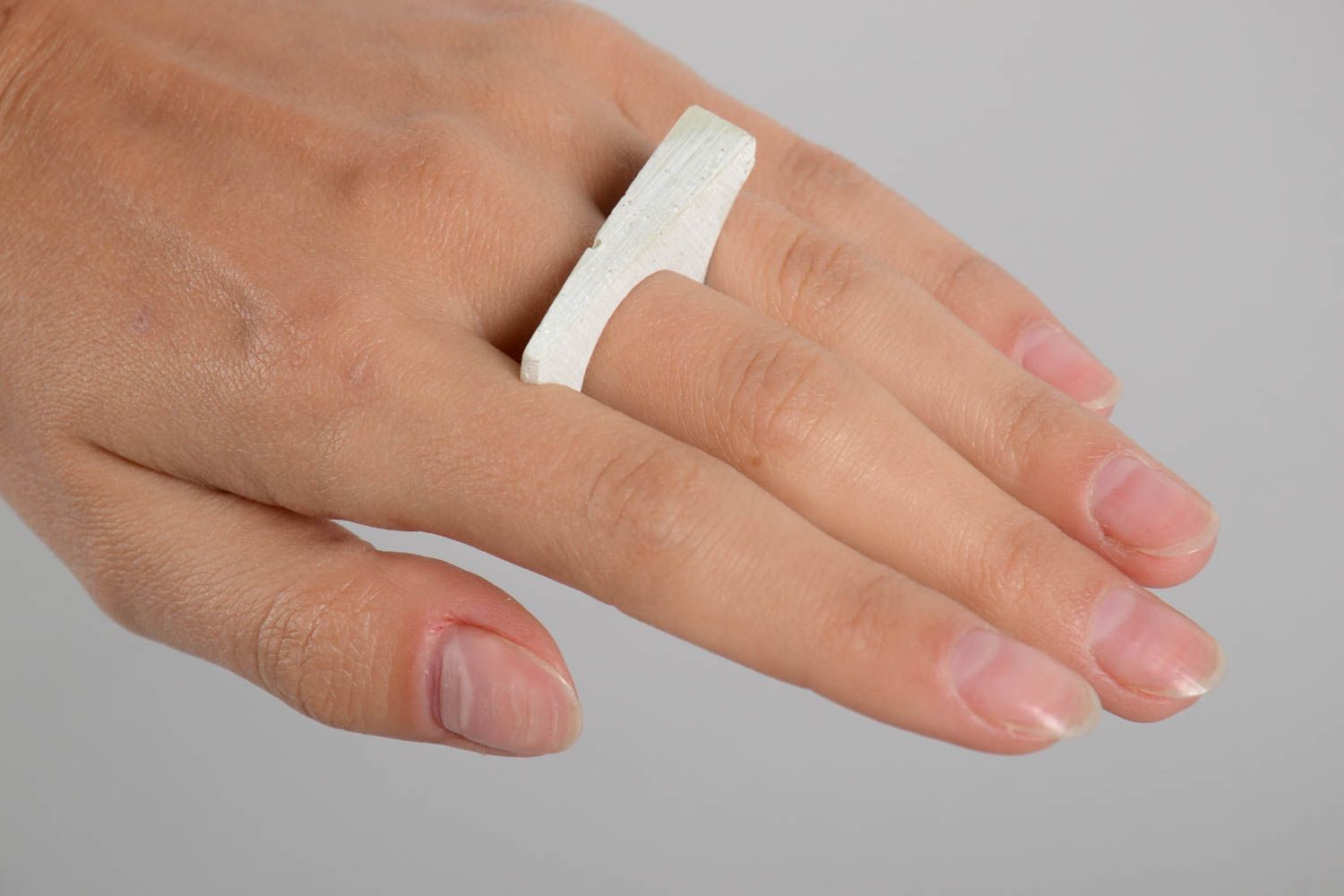 Кольцо ручной работы интересное необычное кольцо белое красивое модное кольцо фото 2