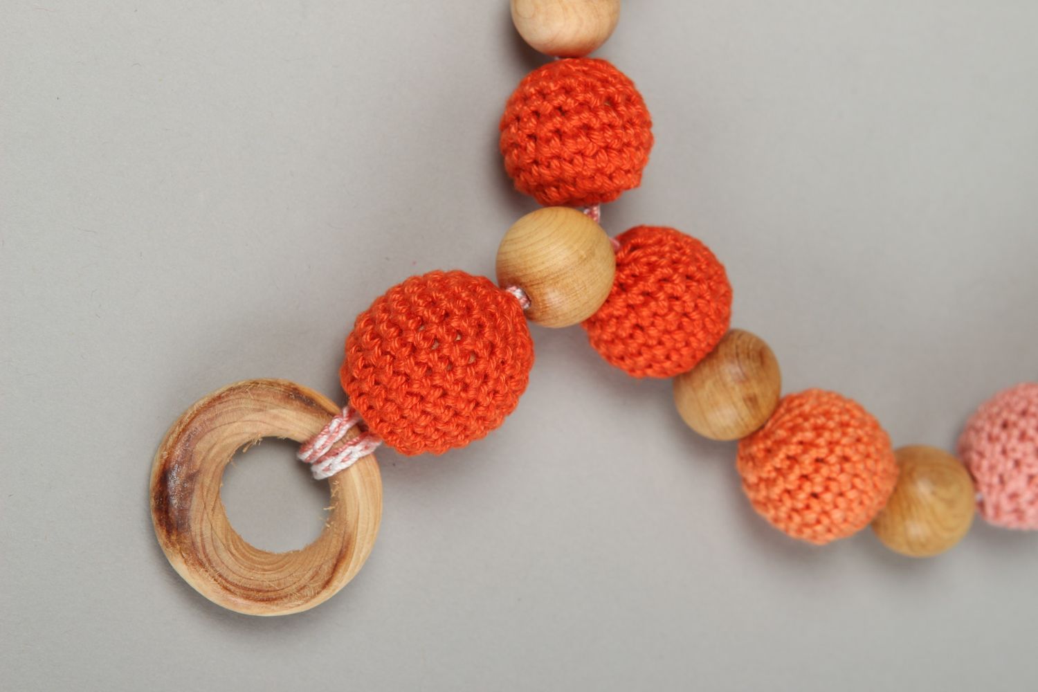 Украшение бусы ручной работы вязаное украшение бусы для малышей яркие красивые фото 3