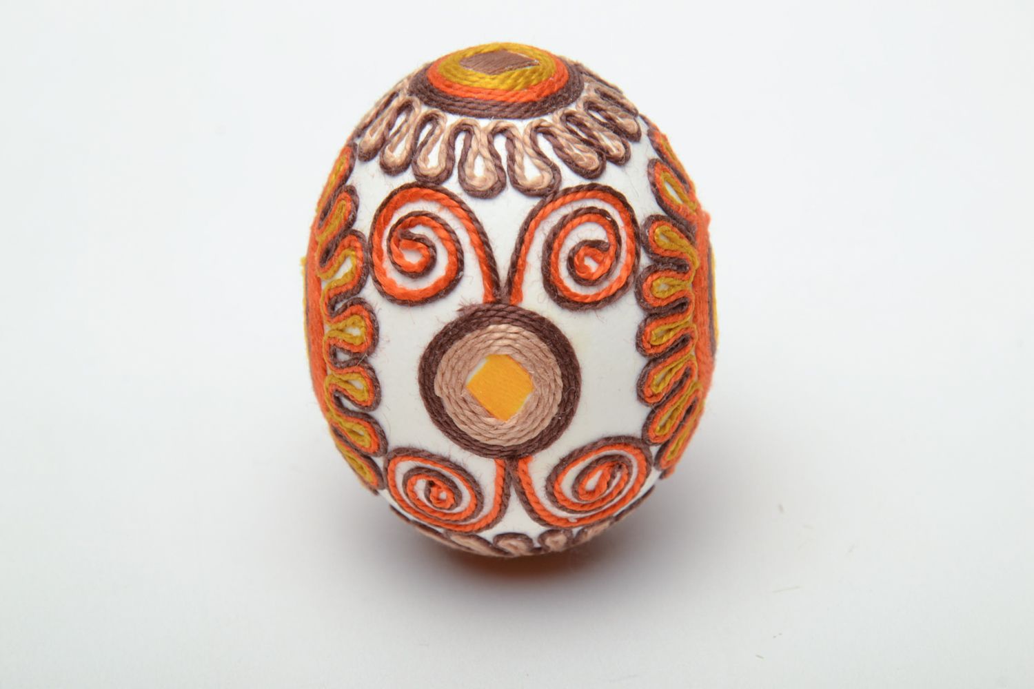Необычное пасхальное яйцо декоративное украшенное нитками фото 3