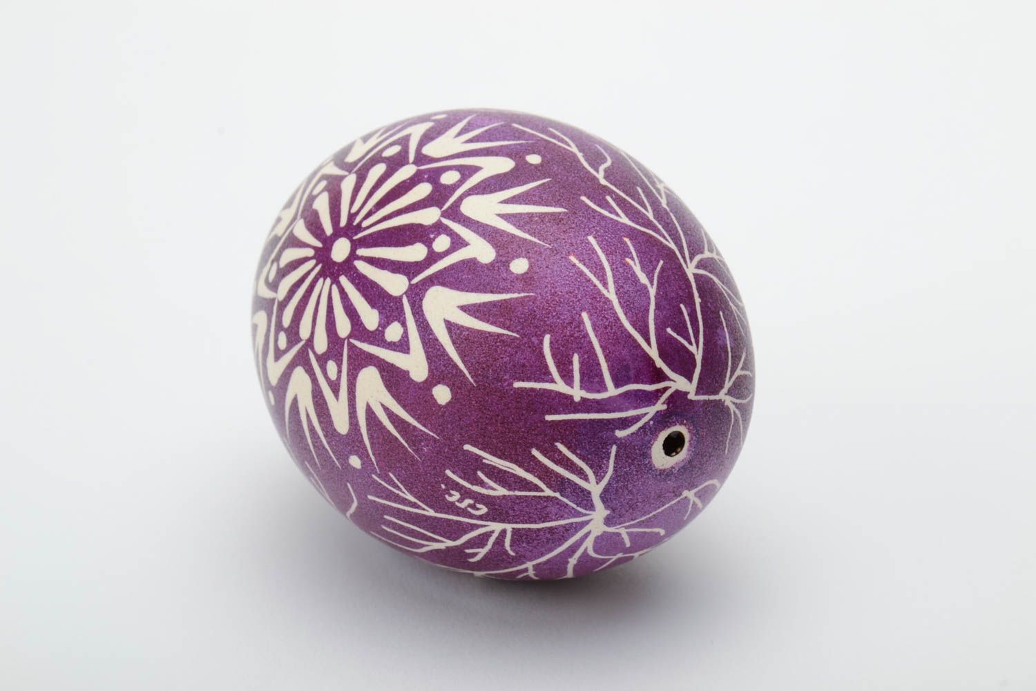 Handmade painted goose egg ornamented using waxing technique violet and white photo 4