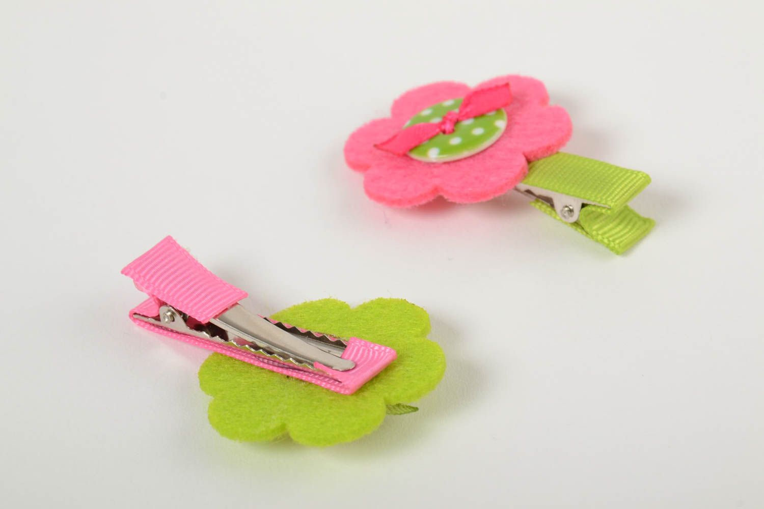 Set of handmade hair clips made of rep ribbons and fleece with flowers 2 pieces photo 2