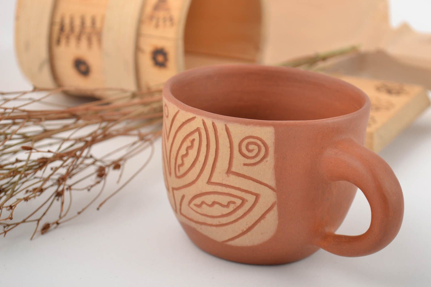 Taza de cerámica marrón con ornamento hecha a mano 250 ml foto 1