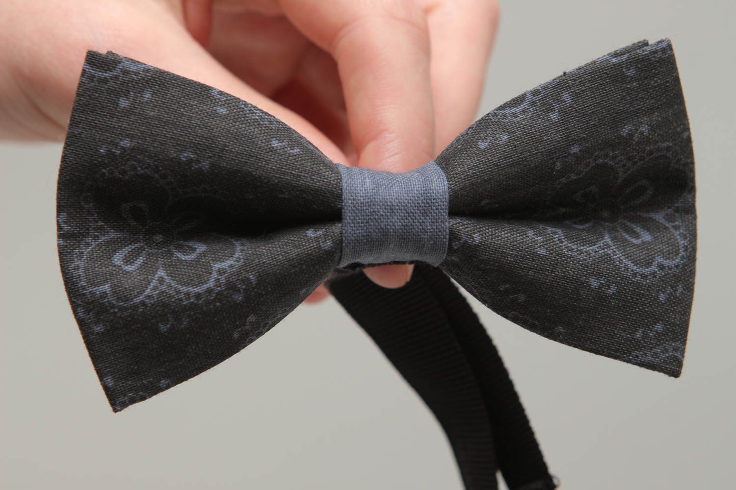 Fabric bow tie of charcoal color with thin pattern photo 4