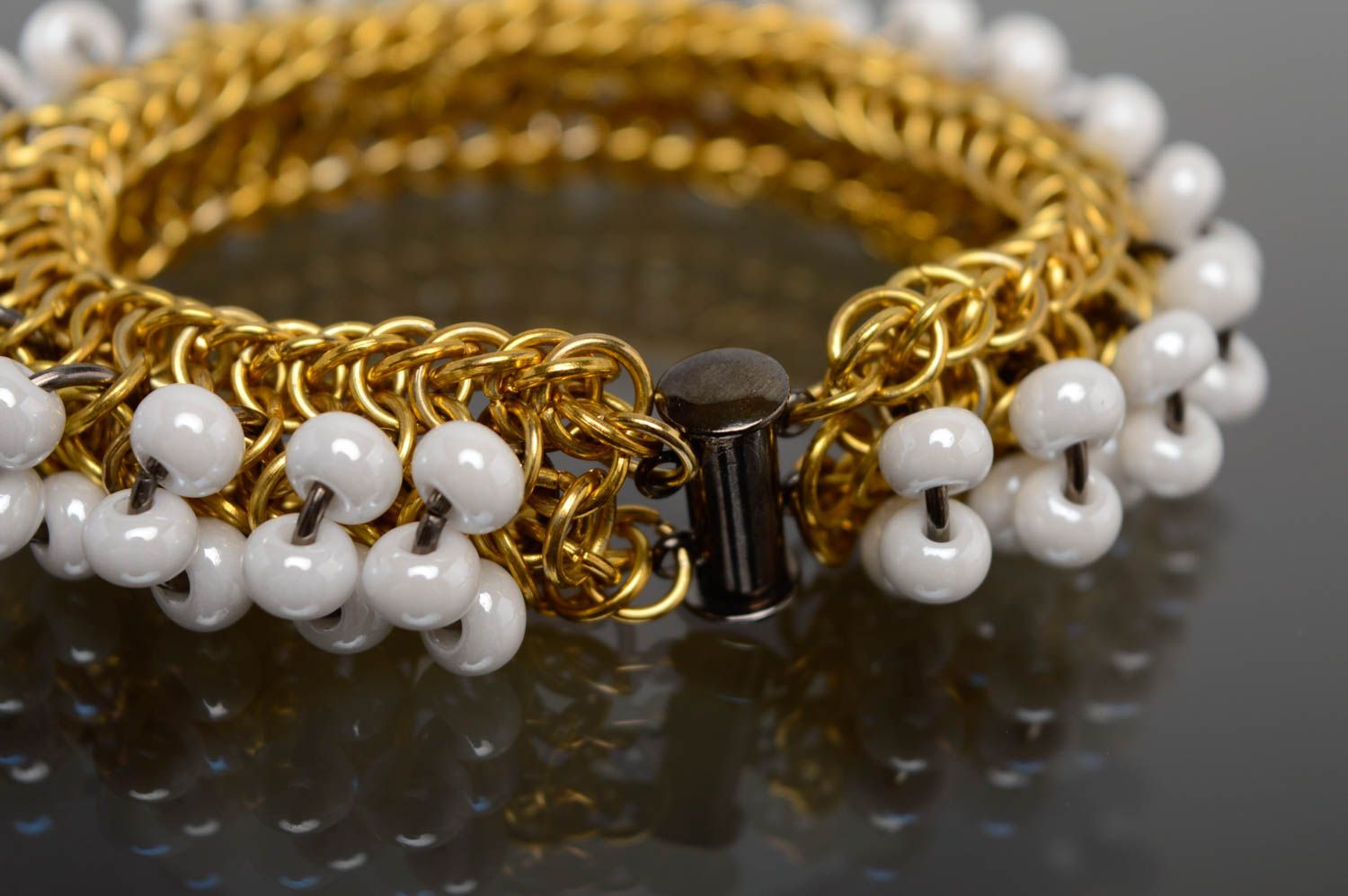 Bracelet en cotte de maille en métal et perles de rocaille fait main de créateur photo 4