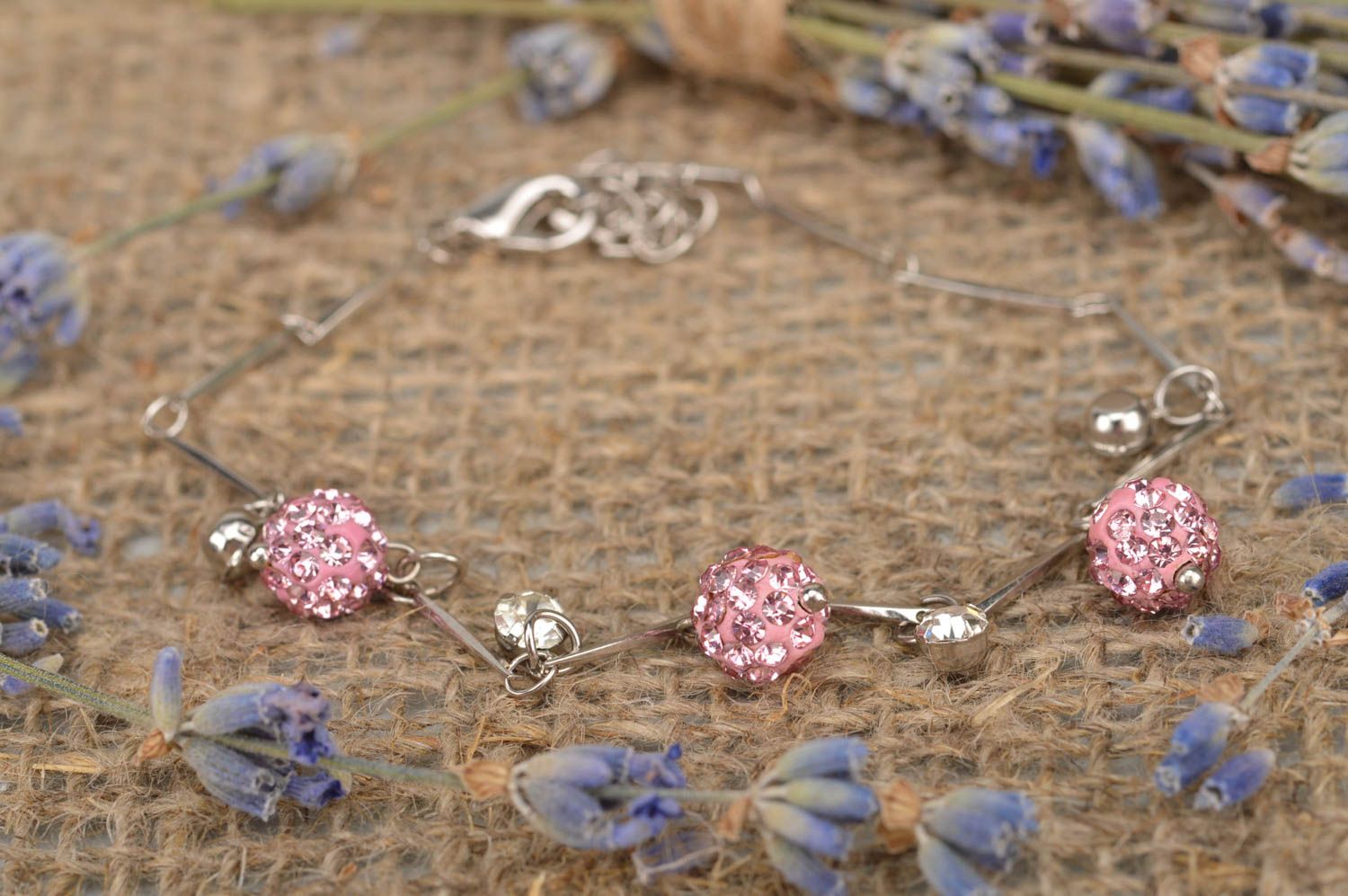 Bracelet en métal Bijou fait main avec perles roses brillantes Cadeau pour femme photo 1