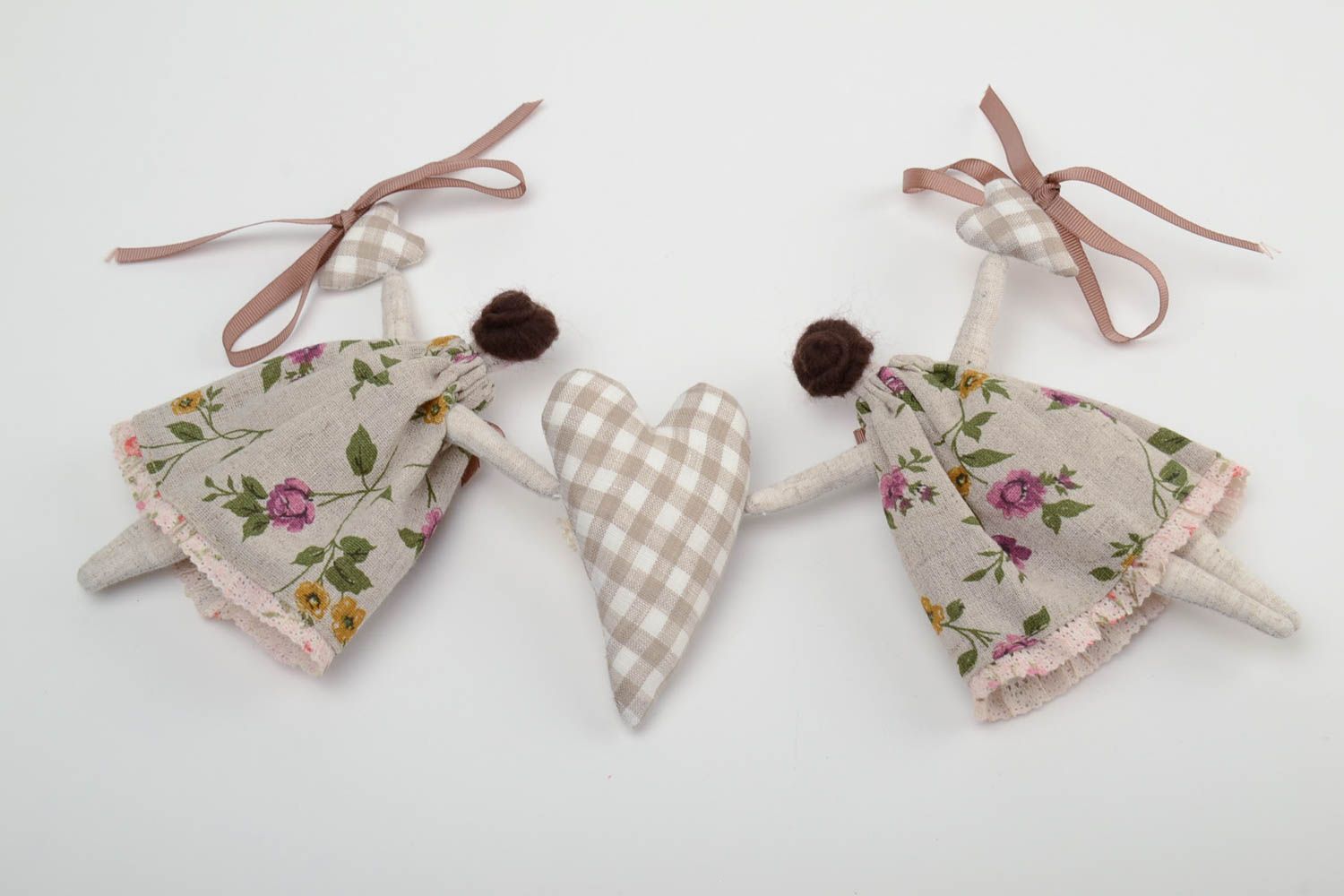 Suspension décorative poupées avec coeur en tissu de lin faite main originale photo 4