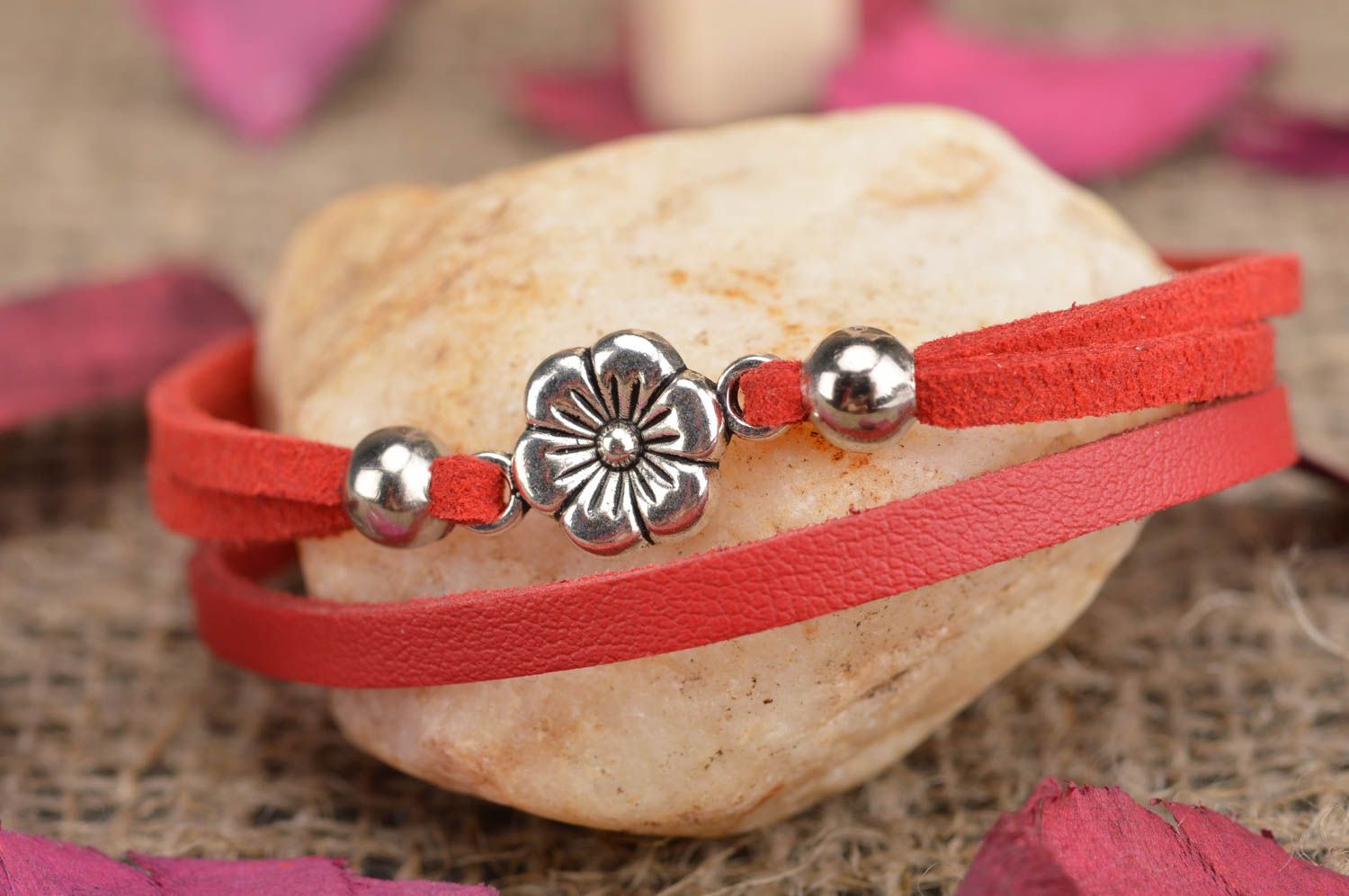 Bracelet en cuir et daim naturels rouge fait main avec fleur en métal pour femme photo 1