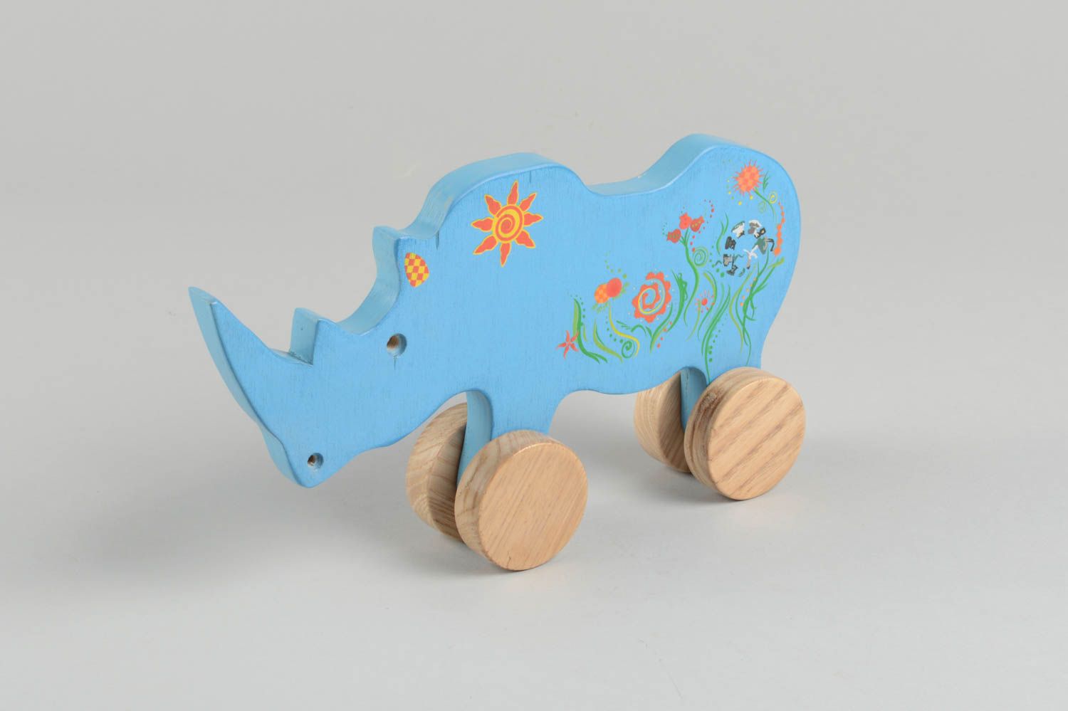 Игрушка ручной работы игрушка из дерева носорог на колесиках игрушка-каталка фото 3