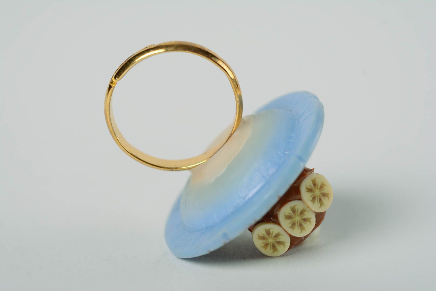 Schöner handmade Ring aus Polymer Ton Damen Schmuck in Form von Torte  foto 5