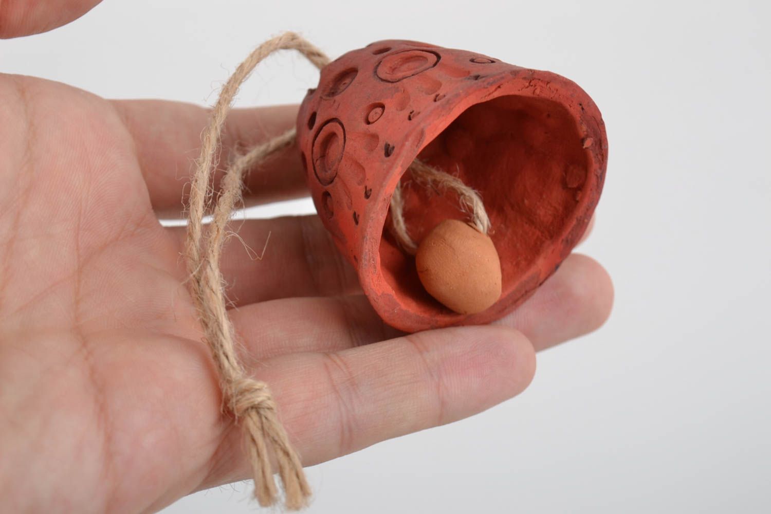 Petite clochette en céramique brune faite main avec ficelle originale jolie photo 2