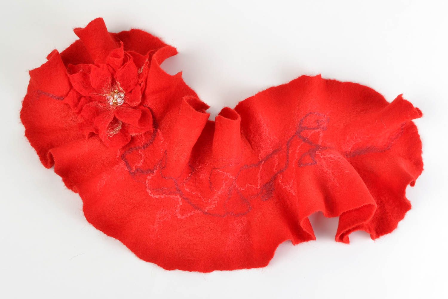 Элегантный шарф в технике валяния из шерсти со съемной брошью ручной работы красный фото 3